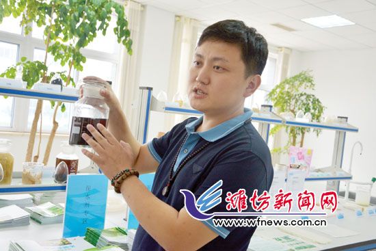 王曉凱正在介紹&ldquo;旱地寶&rdquo;的優勢